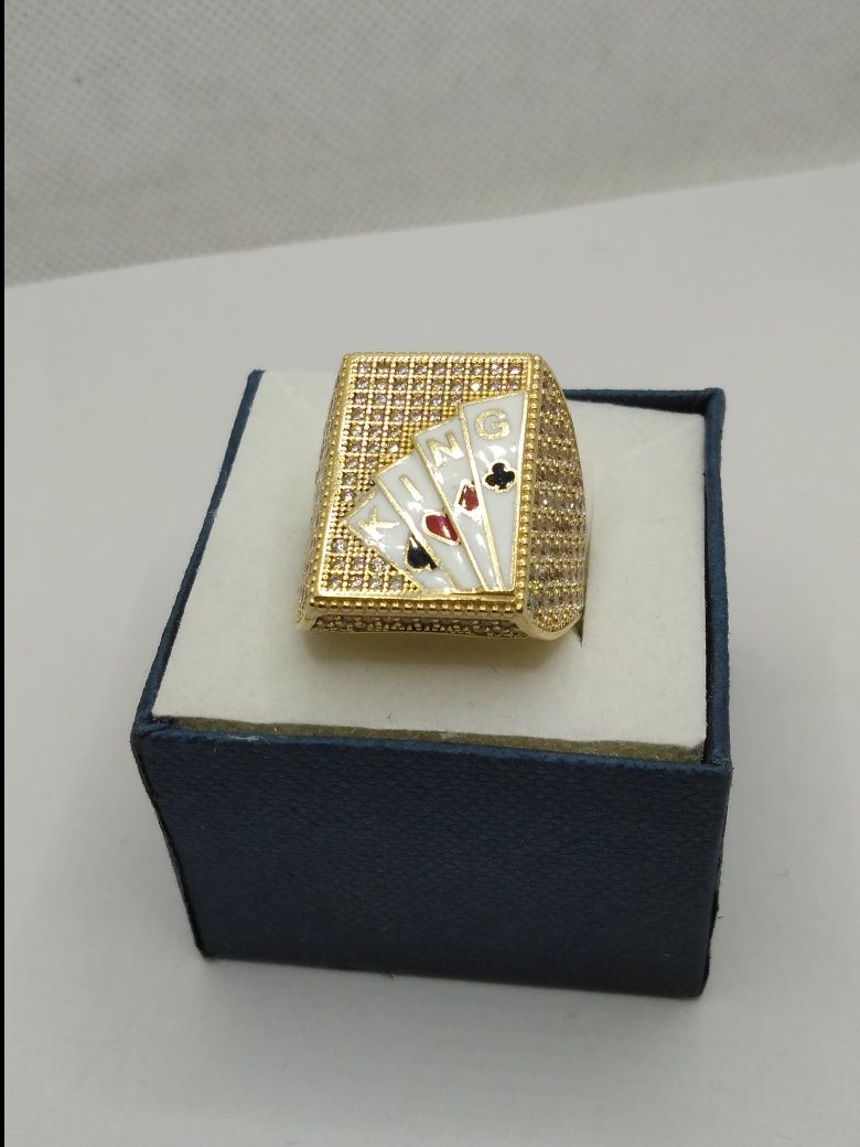 Złoty sygnet  prostokątny cyrkonie , karty złoto 585 r.24