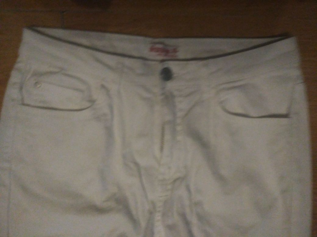 Białe spodnie rurki jeans