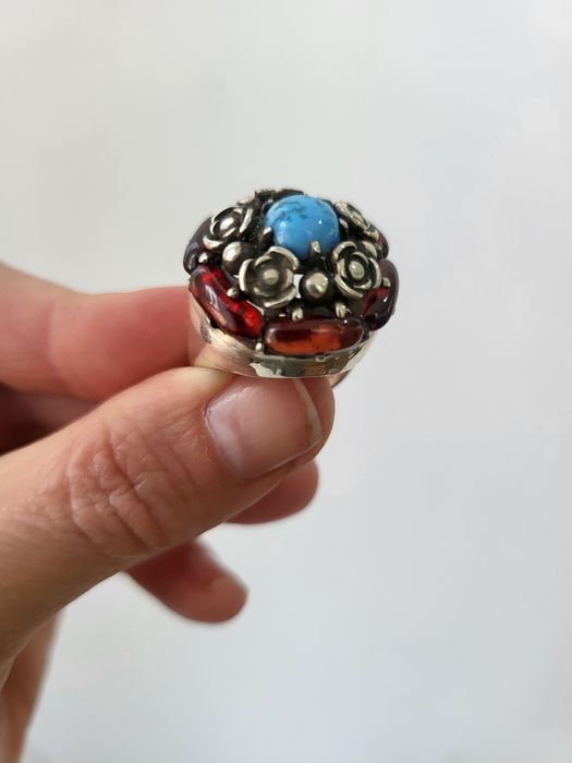 Авторське срібне кільце з бірюзою та гранатами