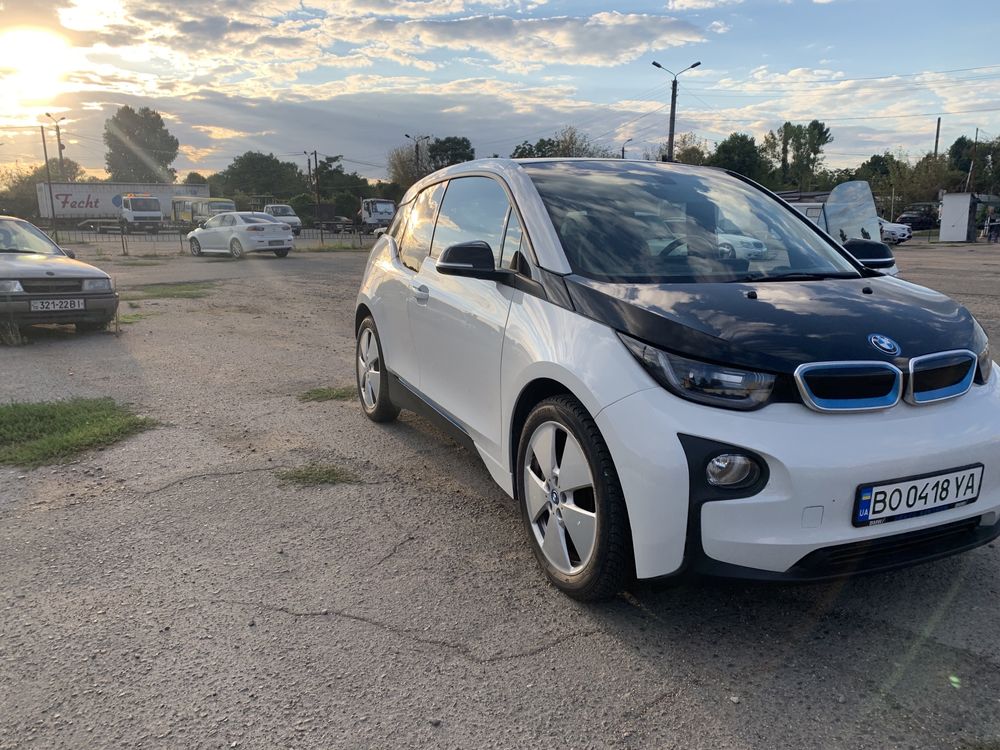 bmw i3 белая 2015 года Европа. электромобиль. музыка Harman