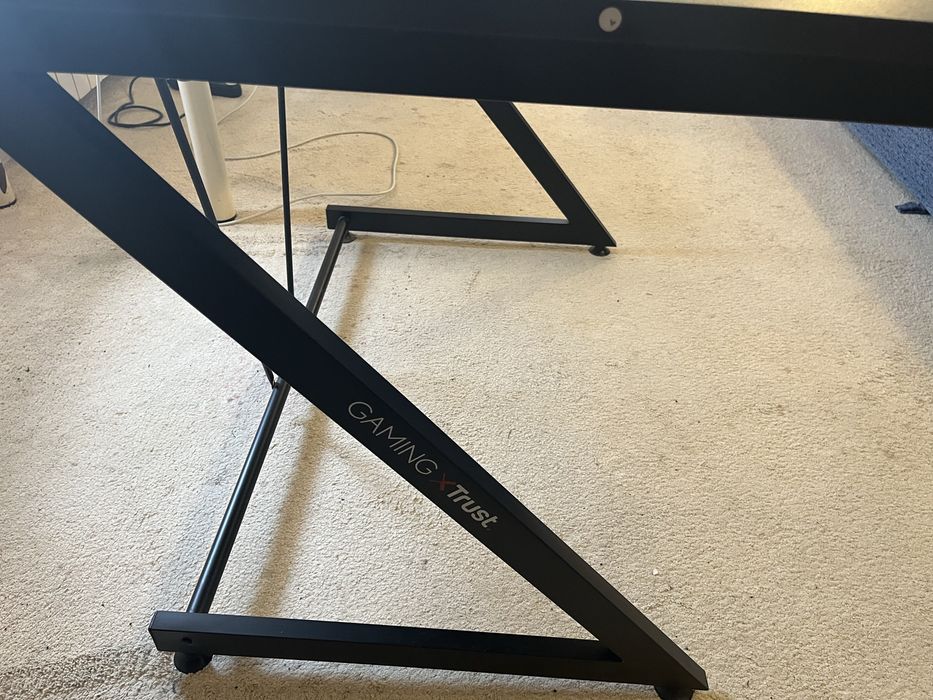 Комп’ютерний,геймерський стіл Trust GXT 711X , стан новий