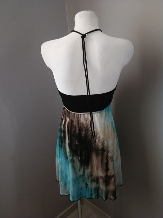 Letnia sukienka wiązana u szyi