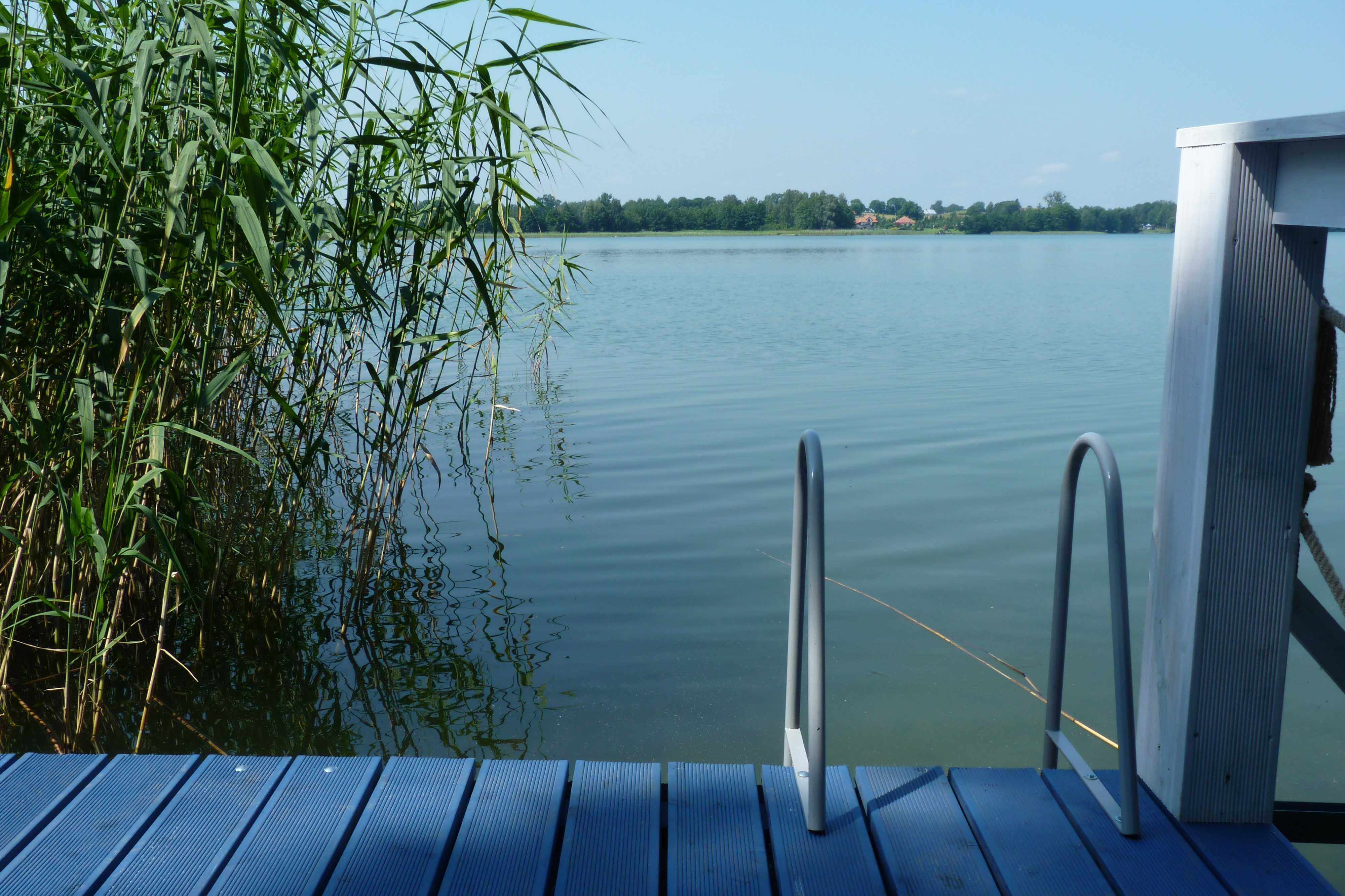 Dom nad jeziorem, Mazury, prywatny pomost.