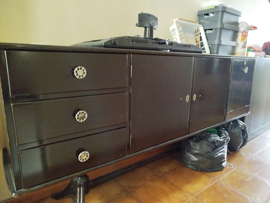 Móvel em madeira maciça