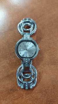 Damski zegarek na bransolecie