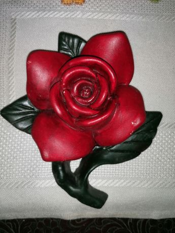 Rosa em cerâmica pintada à mão