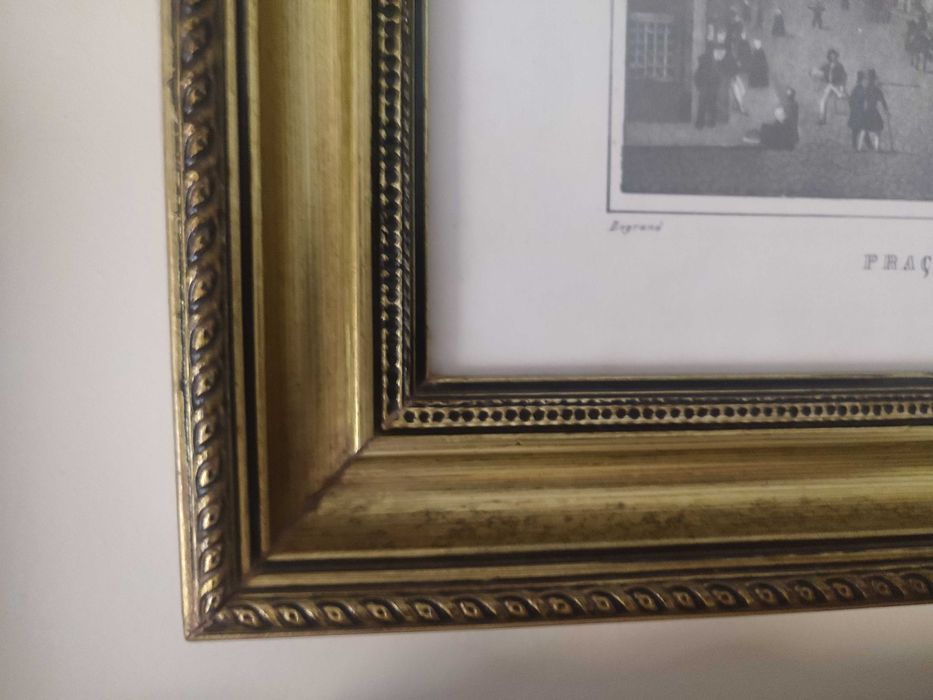 Quadro com gravura a preto e branco moldura dourada