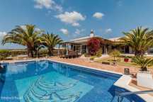 Moradia T3+1 térrea com piscina, jardim, garagem, 3,6ha de terreno - B