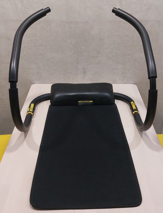 Banco de abdominais com apoio