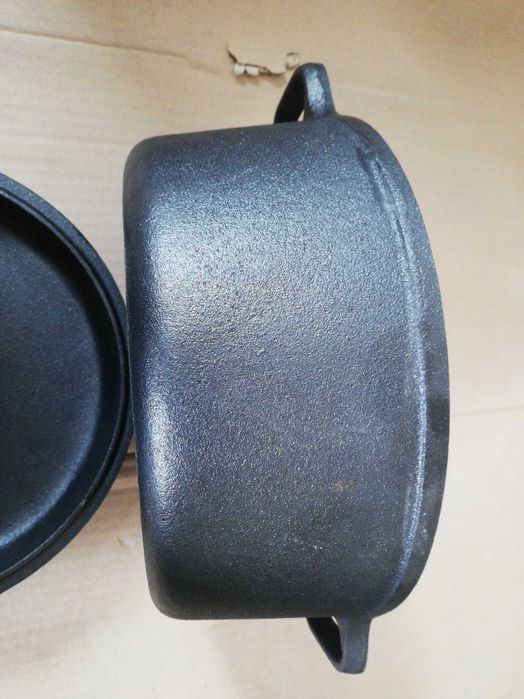 Garnek żeliwny, 3 litrowy, nowy w kartonie