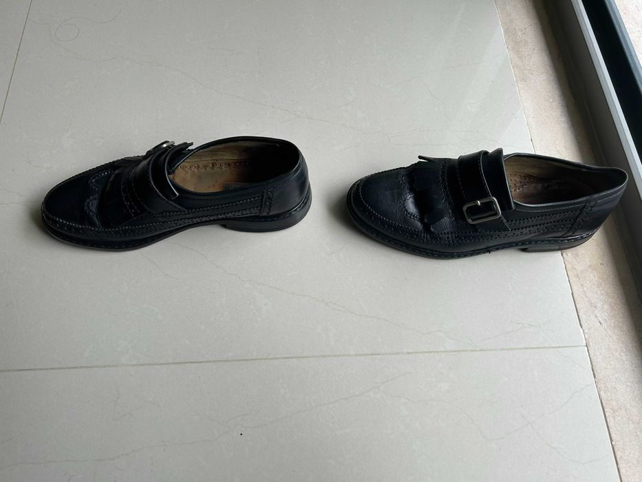 Sapatos clássicos em pele