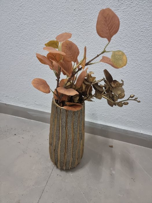 Vaso com flores secas