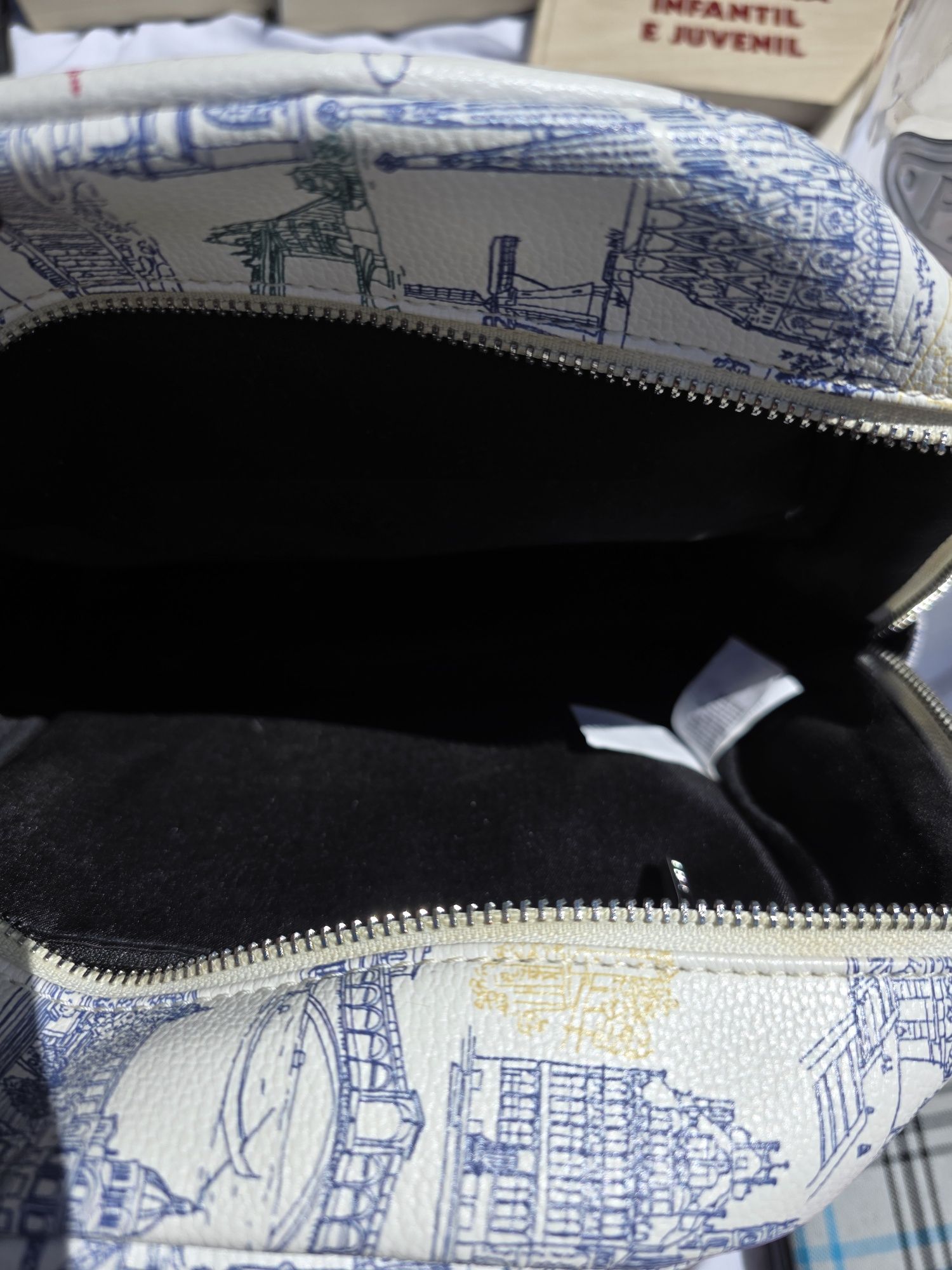 Vendo mochila praticamente como nova