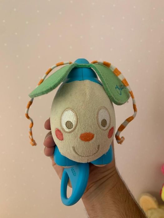 Brinquedo com música  de corda