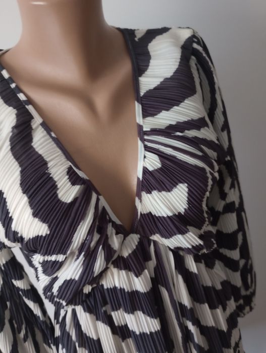 Nowa piękna sukienka H&M rozciągliwa pasuje na 38/40/42