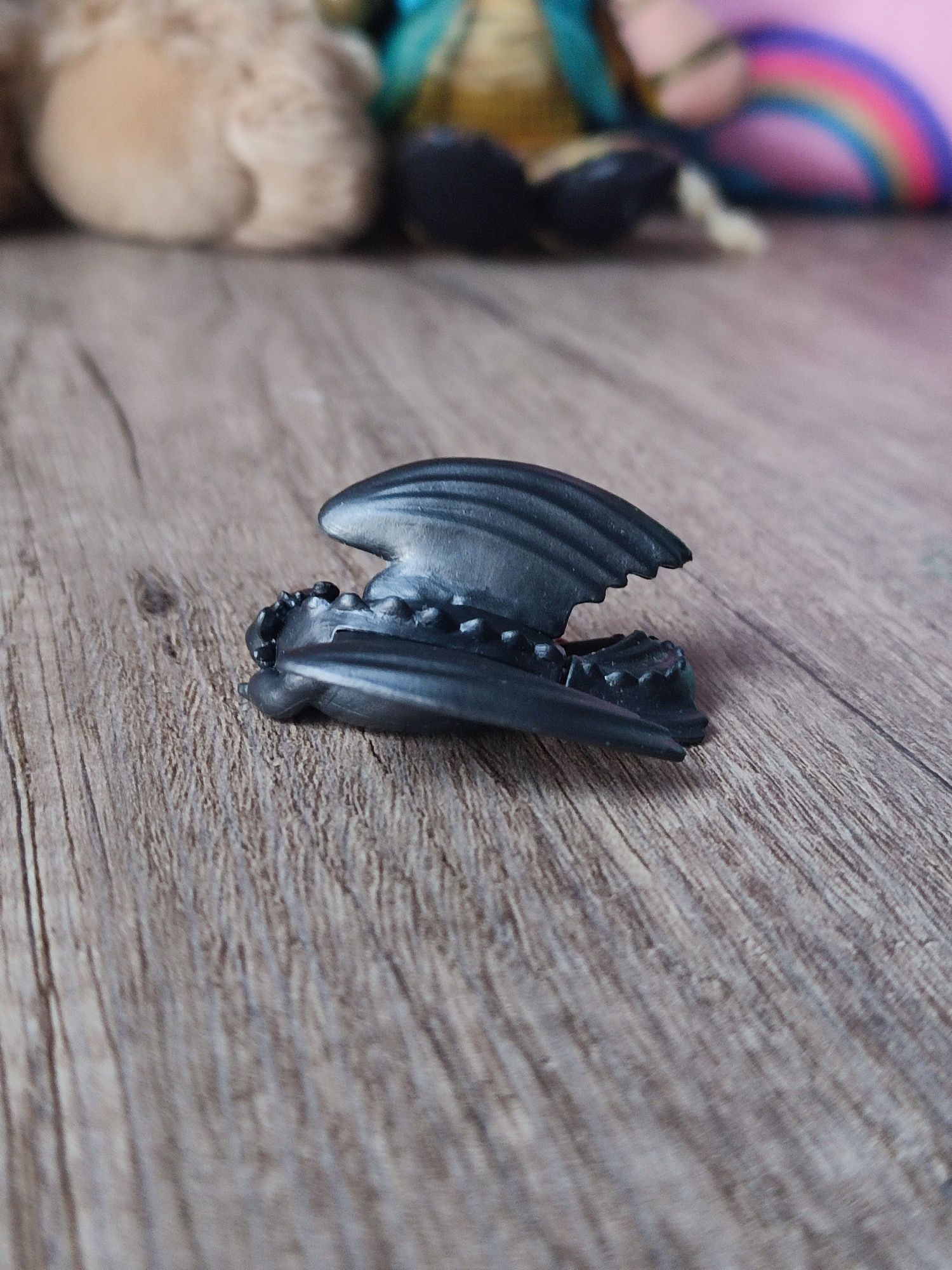 Figurka Toothless Szczerbatek Kinder niespodzianka DreamWorks Dragons