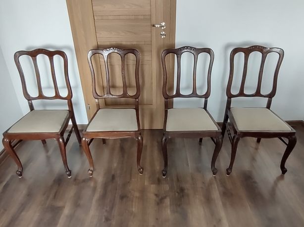 Cztery drewniane rzeźbione stylowe tapicerowane krzesła
