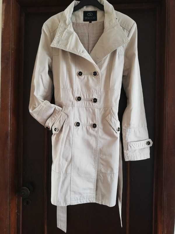 Roupa. Sobretudo creme Spaccio.