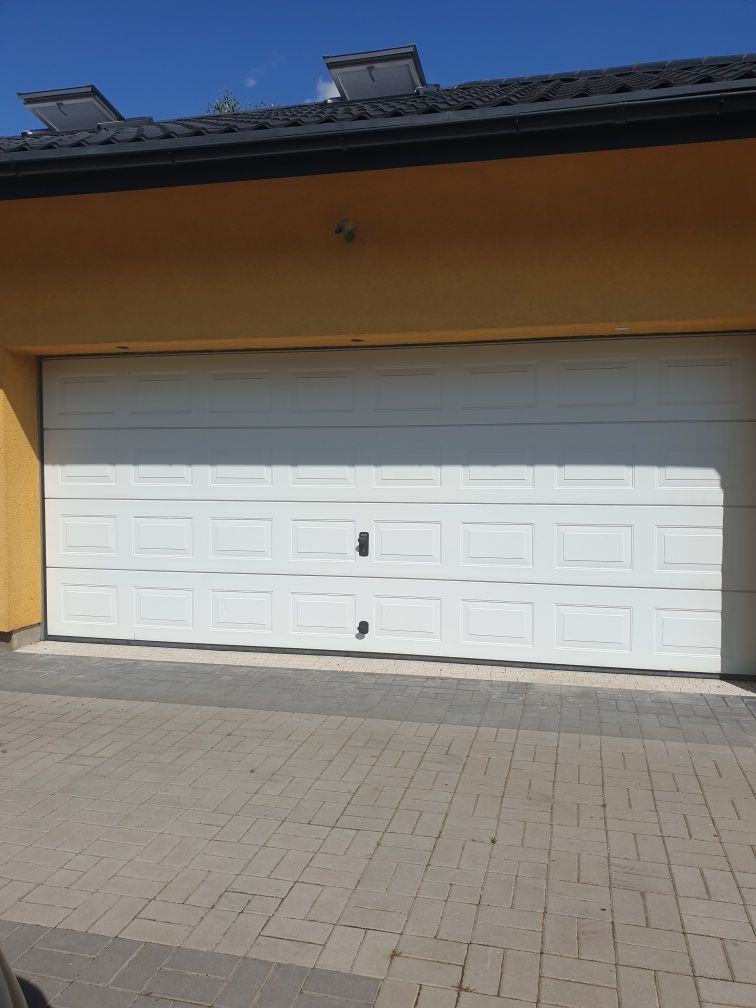 Brama garażowa Normstahl.