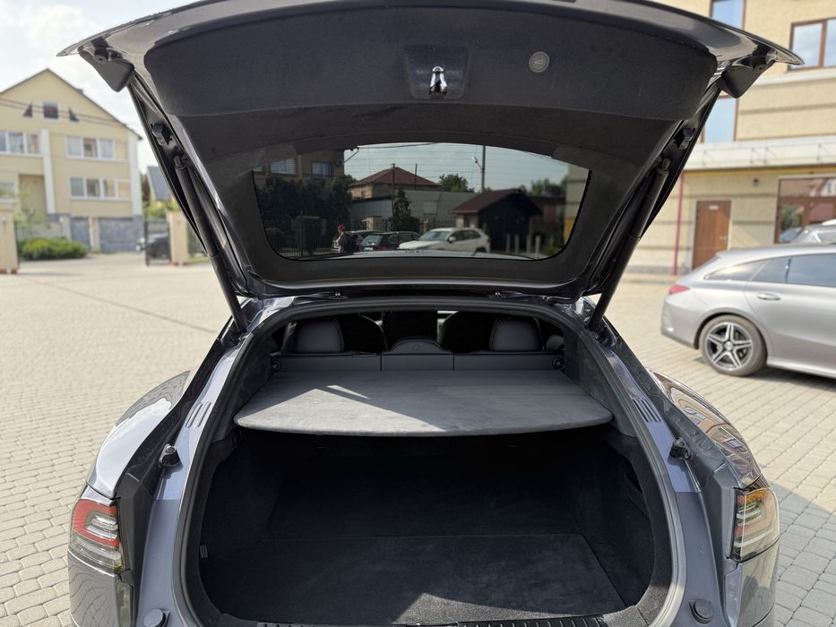 Tesla model s 2022 (тесла модел s 2022 року)