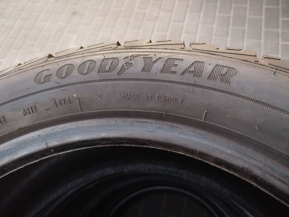 Komplet opon zimowych dostawcze ciężarowe Goodyear 235/50/19C