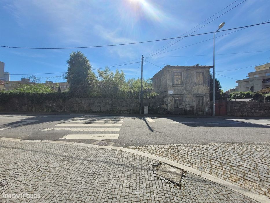 Terreno de 2.259 m2 com Moradia T3 para demolição em Leça do Balio! Ma