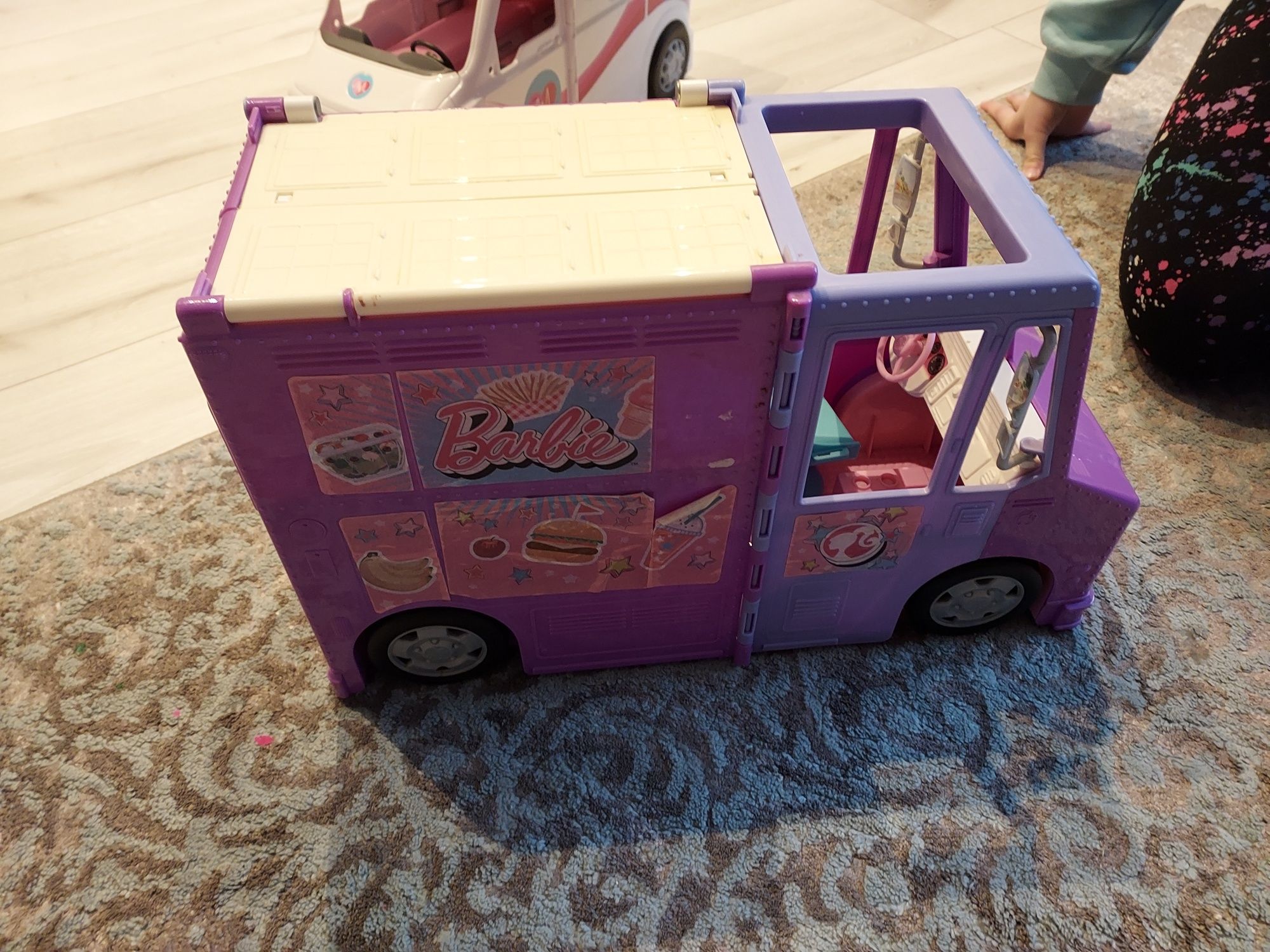 Kamper food truck karetka helikopter barbie