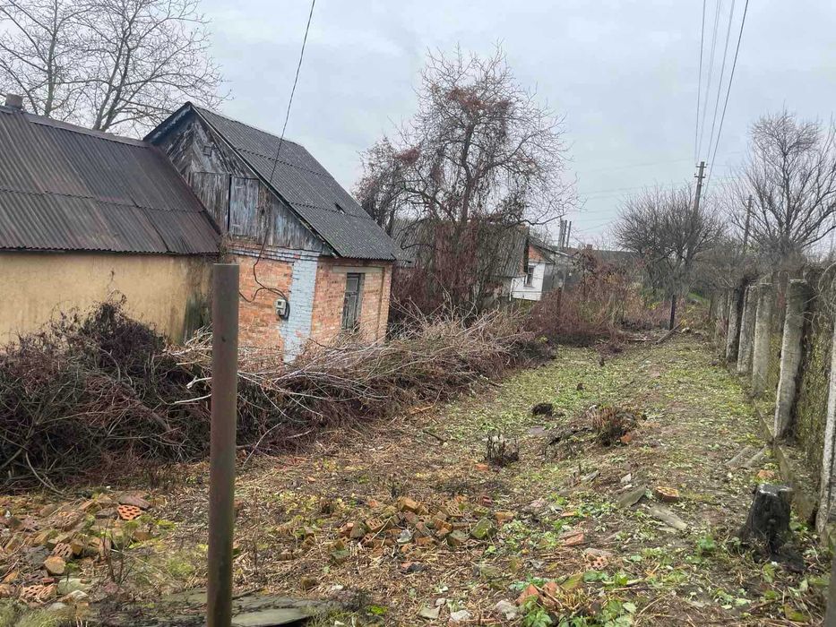 Земельна ділянка по вул. Свободи з будинком під реконструкцію