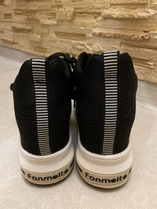 Отдам  бесплатно кроссовки 37 р 24,5 см