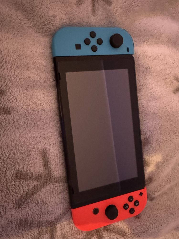 Nintendo Switch + Akcesoria + 4 Gry