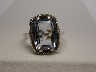 Przedwojenny srebrny pierścionek błękitny kamień.