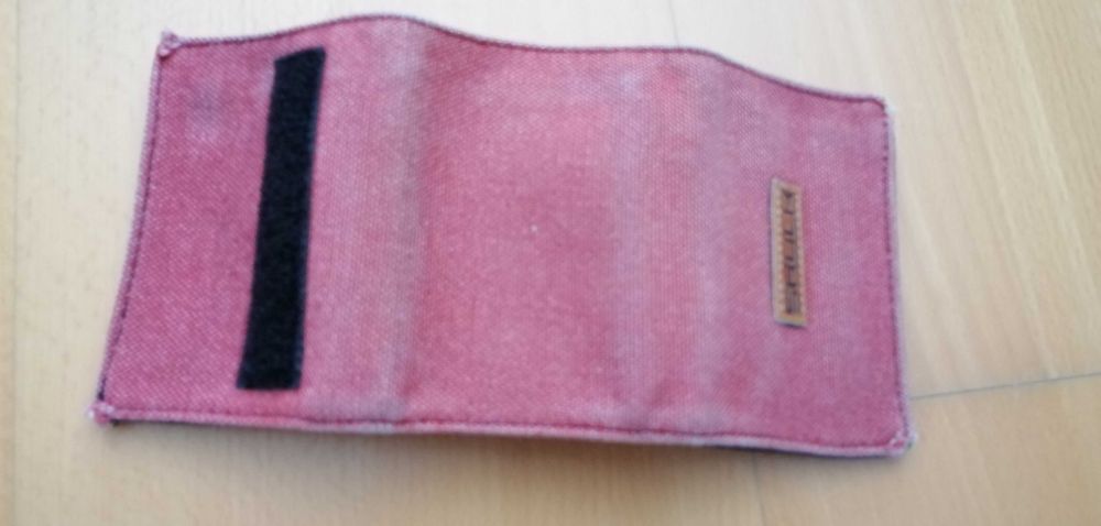 Carteiras marca skulk e lightning bolt