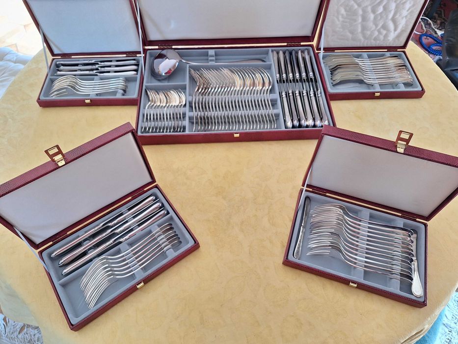 Conjunto de 97 talheres tradicionais franceses em metal prateado