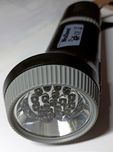 Latarka z akumulatorem ładowana z gniazdka 220 Volt.