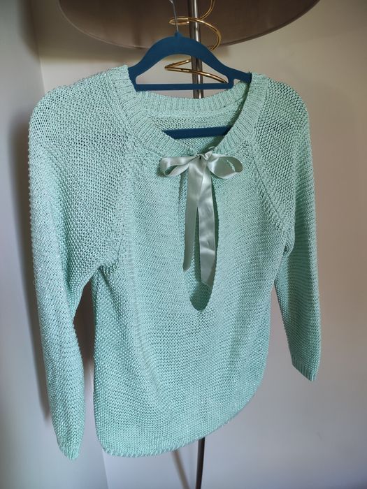Elegancki miętowy sweterek