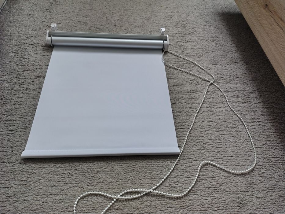 Roleta zaciemniajaca srebrna