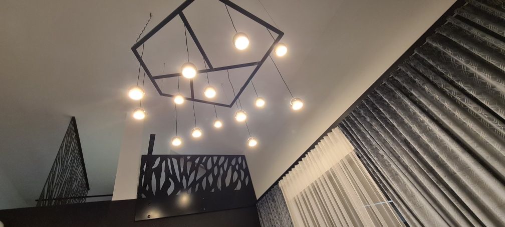 Nowoczesne lampy do salonu z antresolą