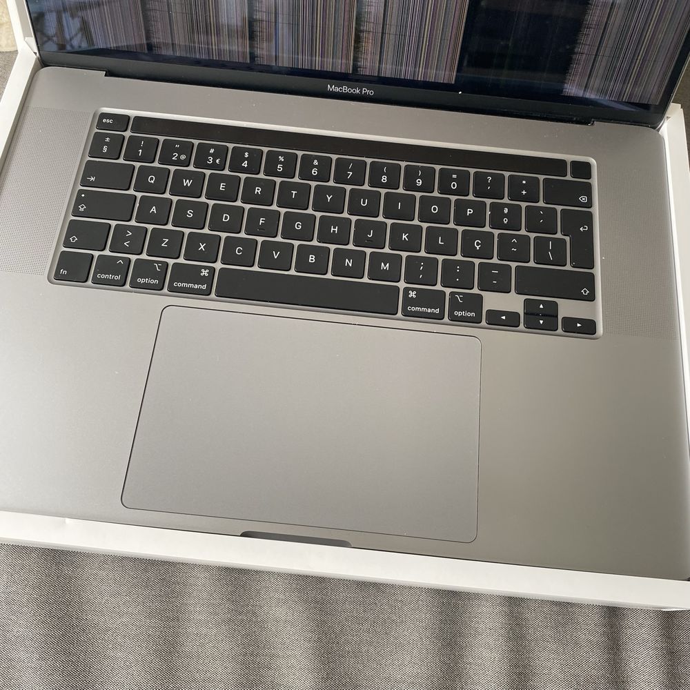 Macbook PRO 16” 2019 i7 - defeito do ecrã