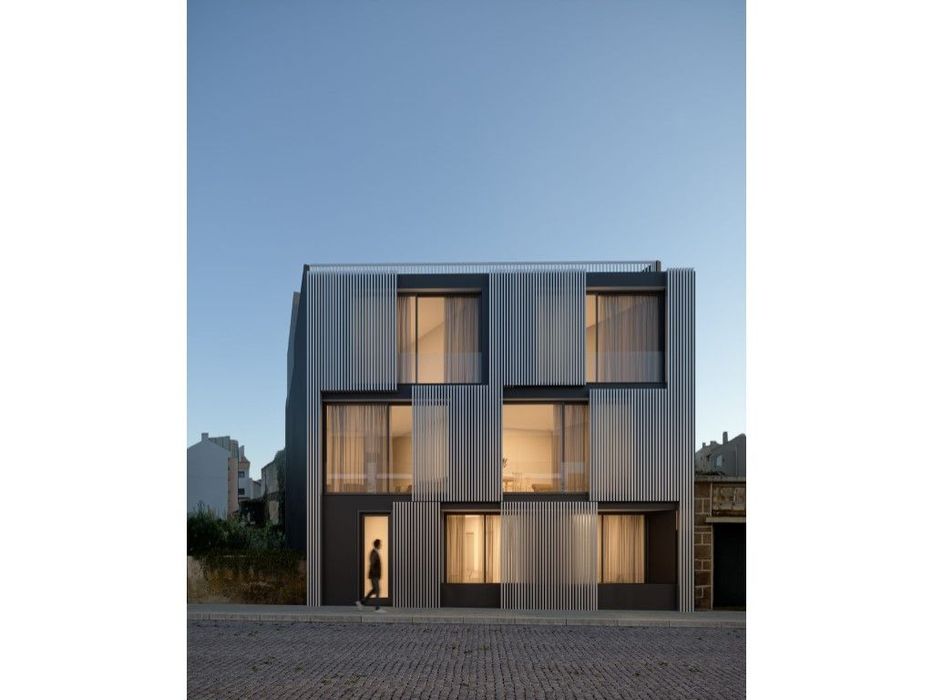 Prédio com projeto aprovado para 9 quartos | Espinho