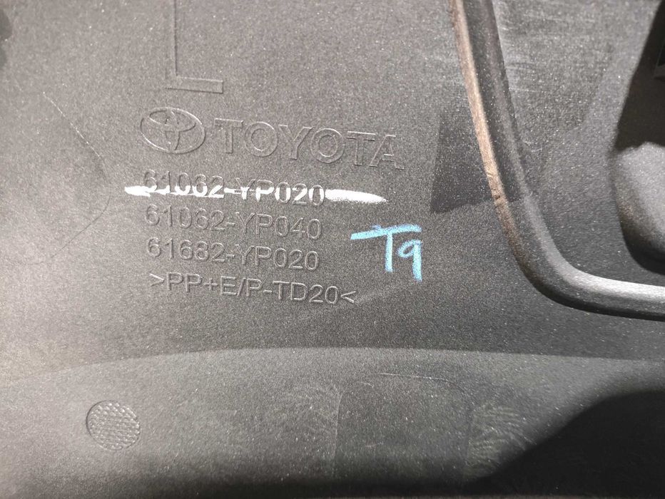 TOYOTA HILUX VIII 20- INVINCIBLE listwa błotnika lewy tył lewa tylna