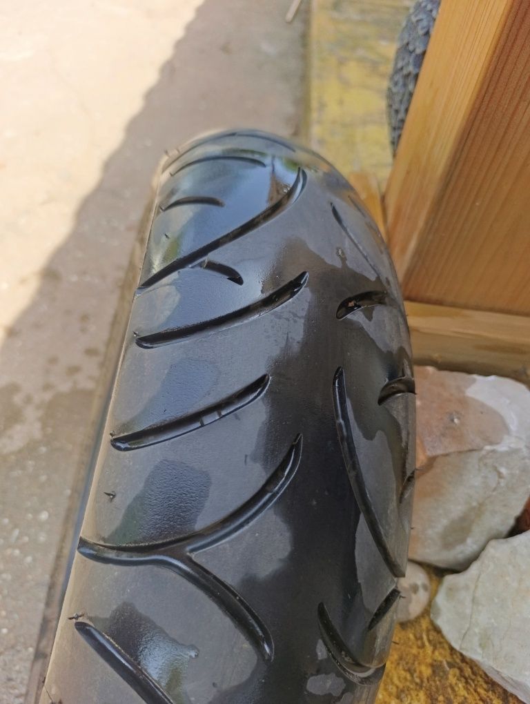 Pneus mota Bridgestone