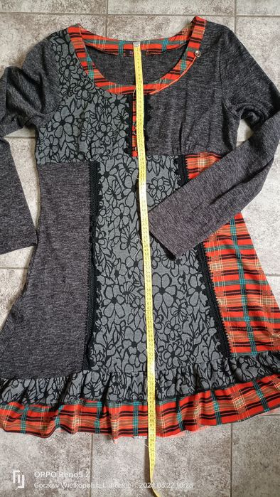 Luźna sukienka z długim rękawem odcinana pod biustem. Stella