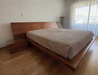 Cama em madeira com estrado