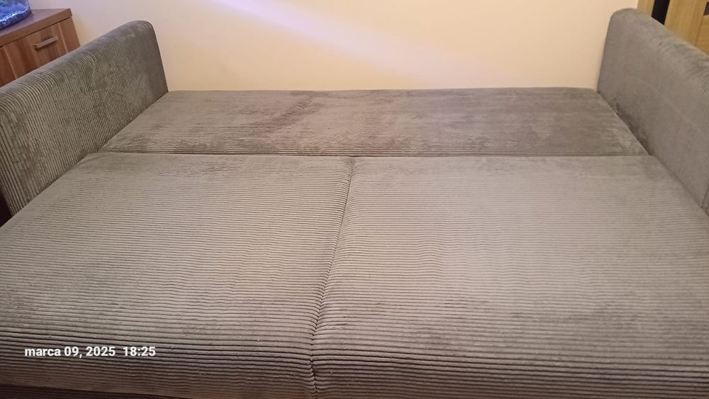 Sofa rozkładana szara z poduszkami, materiał sztruks