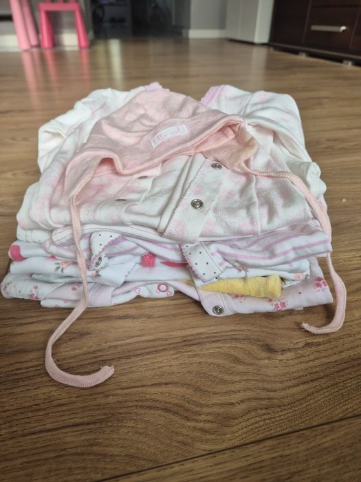 Zestaw ubranek dla dziewczynki w rozmiarze  56/62 cm