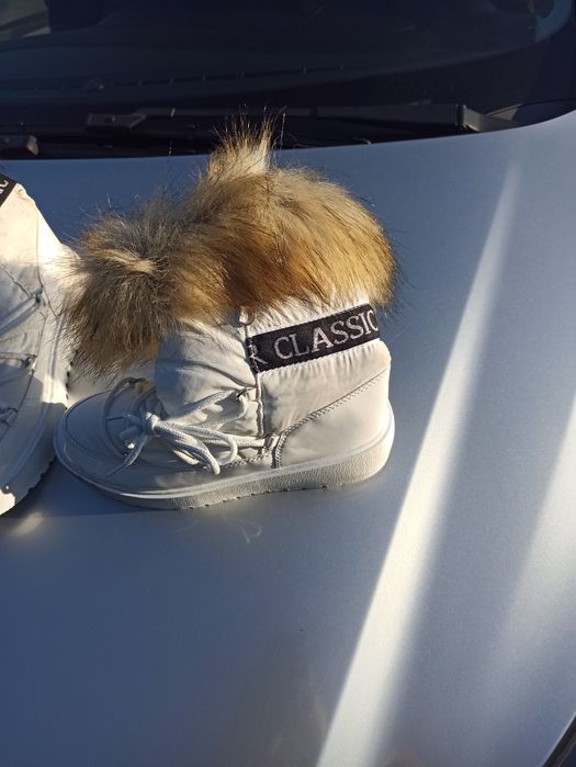 Damskie kozaki zimowe futerko rozm 39  biale
Ocieplenie: Futerko
Mater