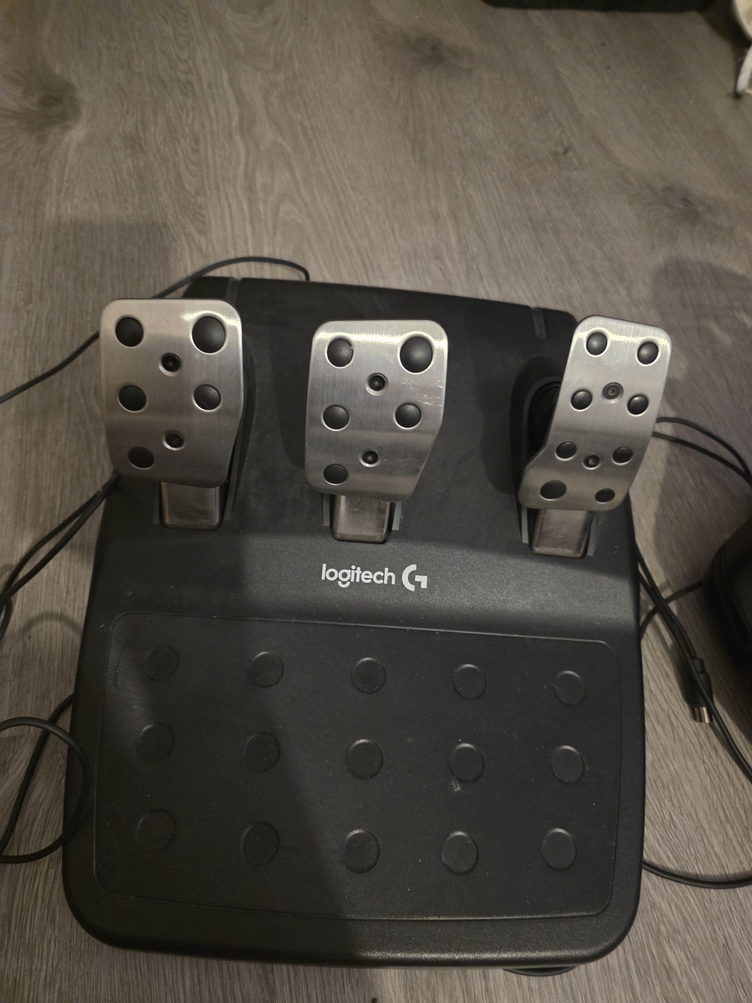 Kierownica Logitech  z pedałami do Xbox