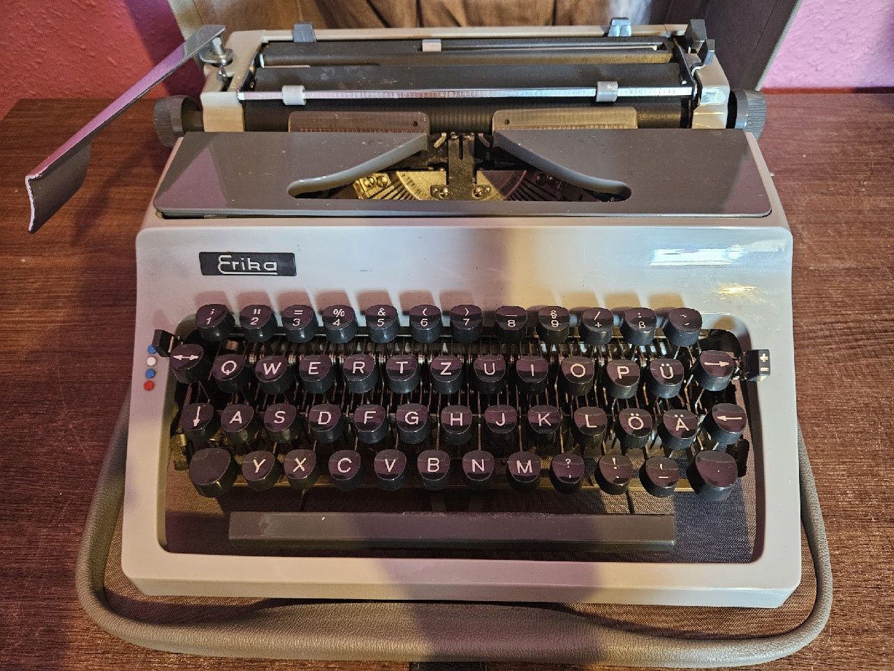 Maszyna do pisania Erika ze skrzynią