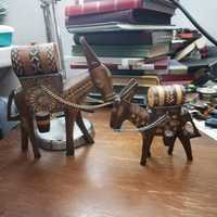 Stare ręcznie robione drewniane figurki osiołków
