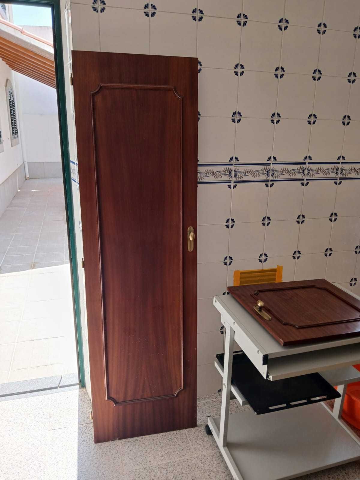 Portas e gavetas de roupeiro